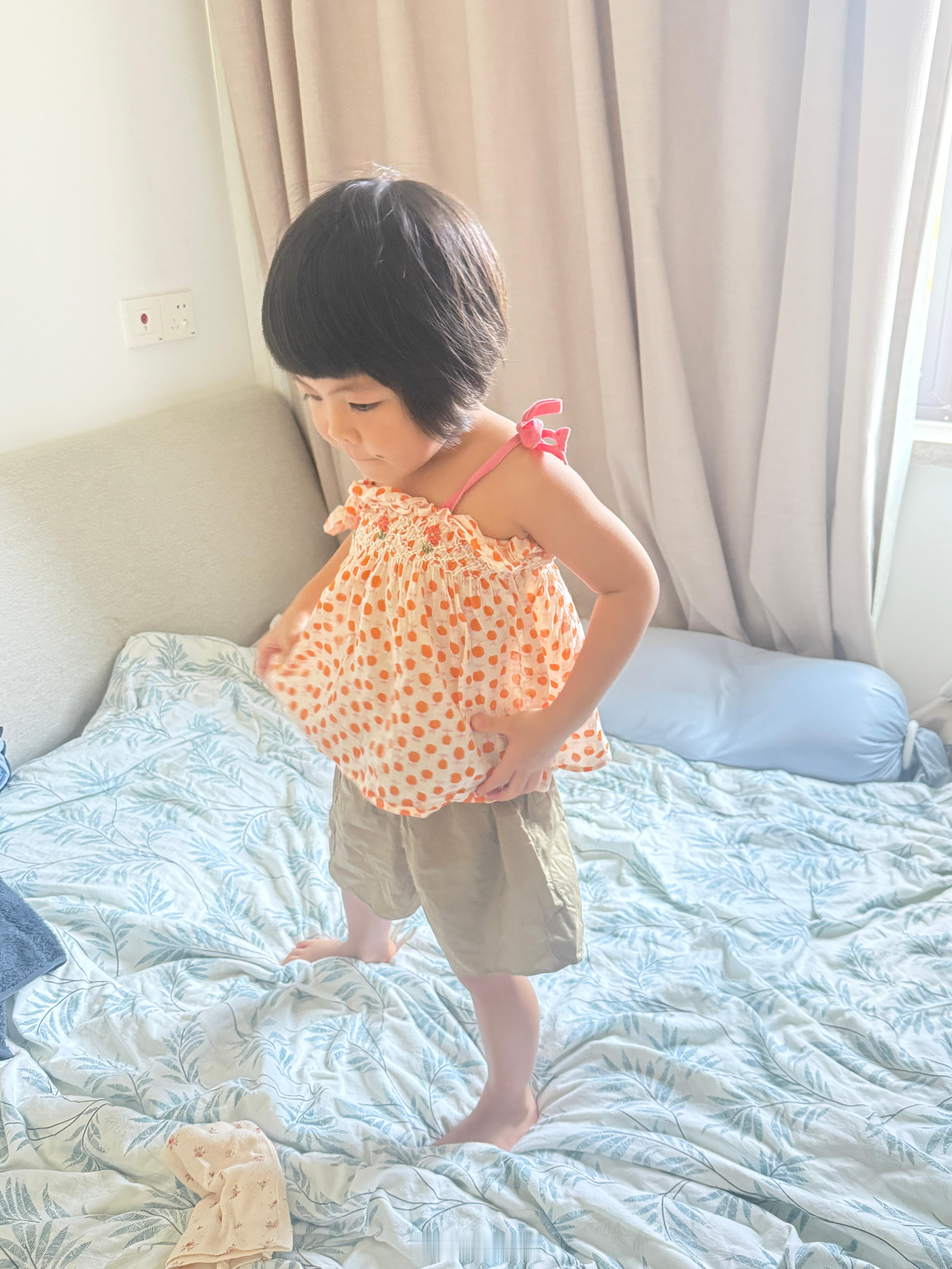 自己选衣服，自己穿衣服球宝已经是完全合格的幼儿园小朋友了​​​