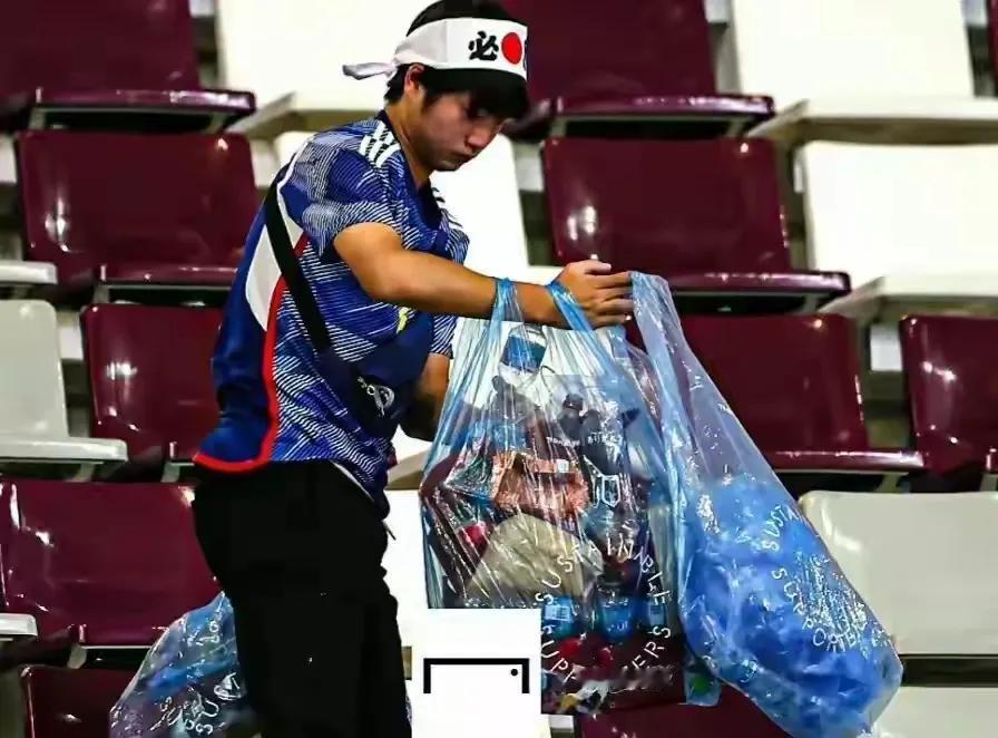 世界杯日本队又玩捡垃圾游戏，不过这一次玩过头被日本网友批评了日本球迷世界杯赛后