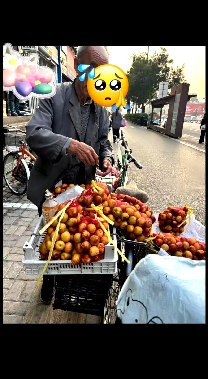 9月21日，太原学府街。一个姑娘刚把手里的几个冬枣放回筐里，转身要走。推自行车卖