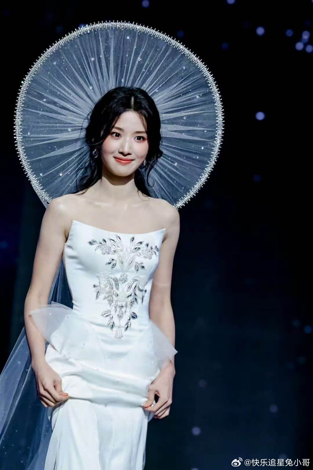 卢昱晓顶个光圈就来了微博之夜红毯直接美成月光神女！纯白礼裙衬得身姿娉婷，头顶光
