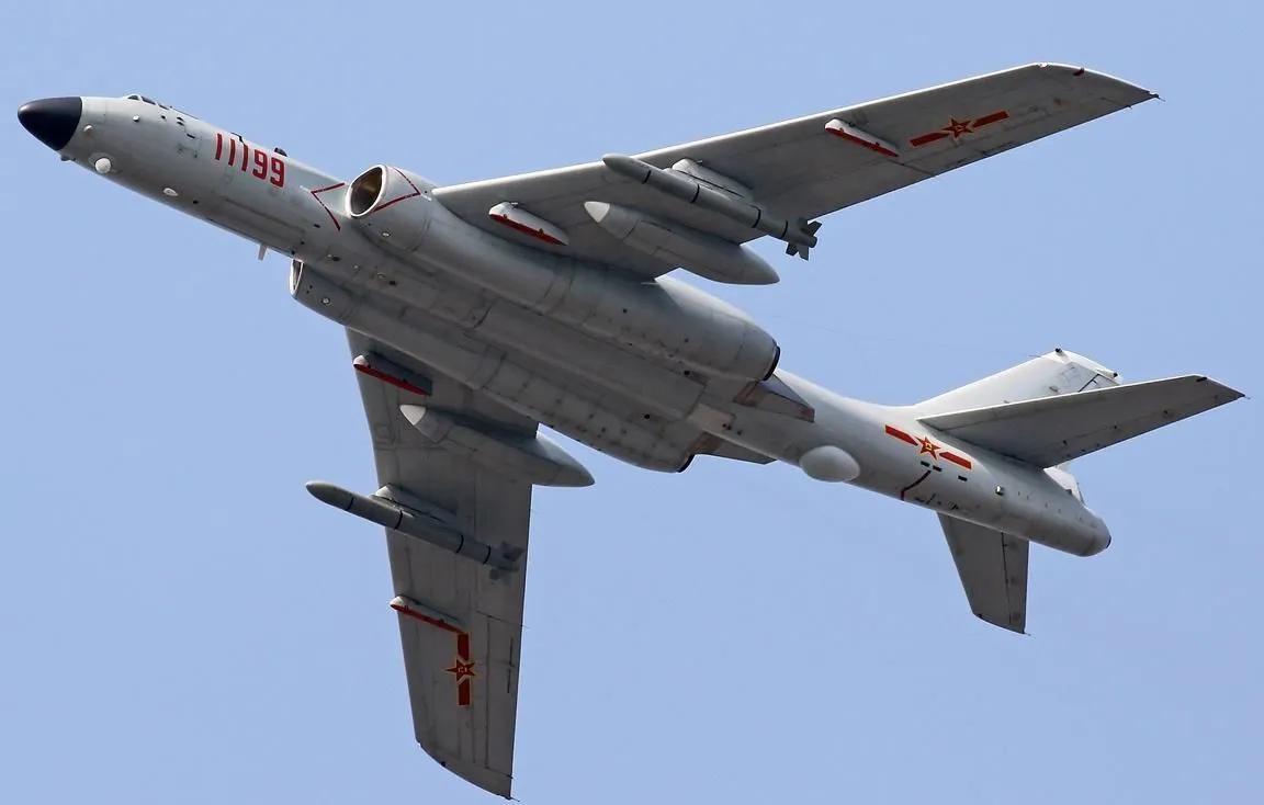 1983年，一架空军轰6在万米高空飞行，突然,一架战机从云里钻出，竟急速撞向轰6