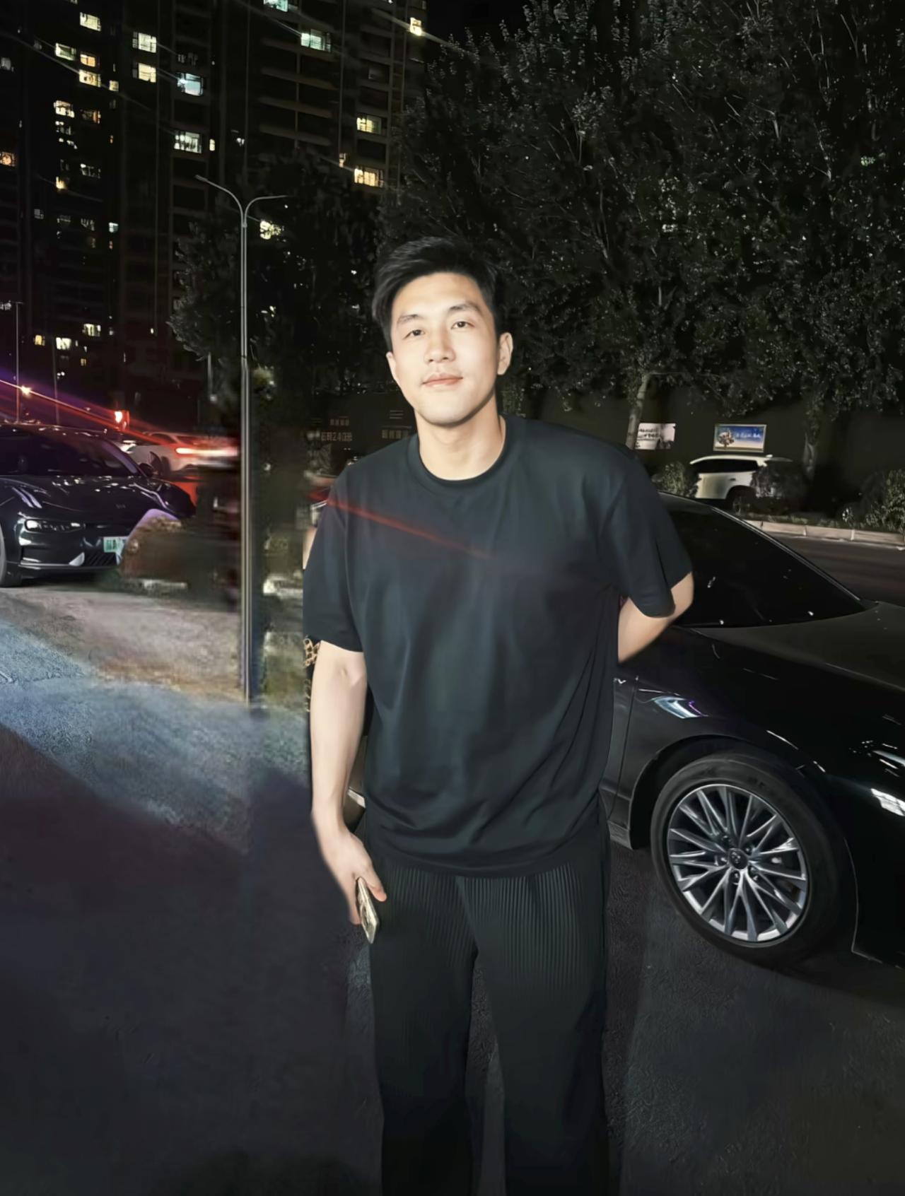 有球迷在沈阳街头偶遇了郭艾伦。郭少大大方方地让球迷拍照，姿态很放松。估计