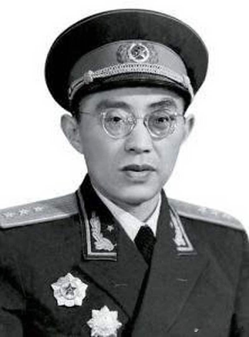 1939年，许世友和王新亭发生争执，许世友一拳把王新亭的眼镜儿打掉了，师长刘伯承
