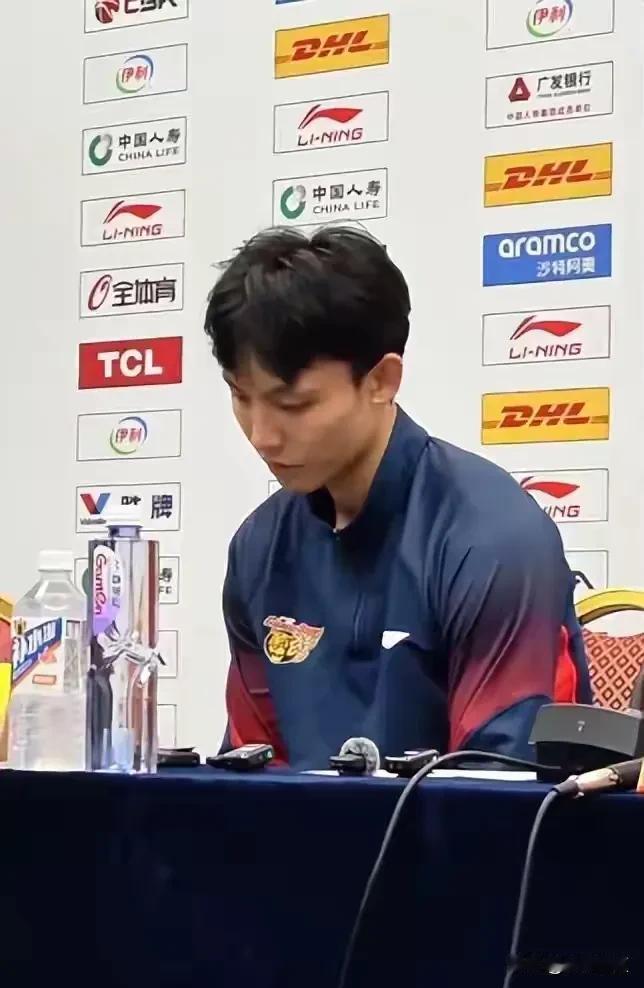 这，是不是杜锋教训徐杰的一种方式？最近几场，杜锋并没有安排徐杰主打一号位，而更