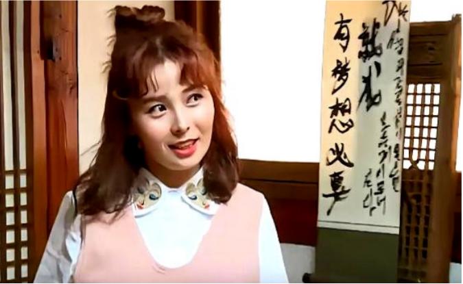 2014年，朝鲜女兵林智贤脱北到了韩国，摇身一变成了网红，靠讲“朝鲜生活”