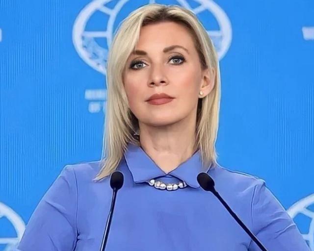 大快人心！看扎哈罗娃如何当面羞辱日本记者。大家都知道，俄罗斯是从头到尾都支持中国