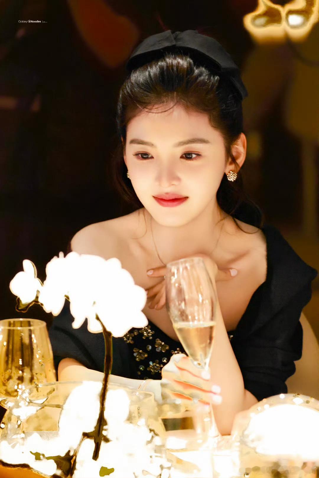 章若楠公主盘发章若楠的低盘发造型宛如古典画中走出的仙子，珍珠发夹点缀其间，将春日