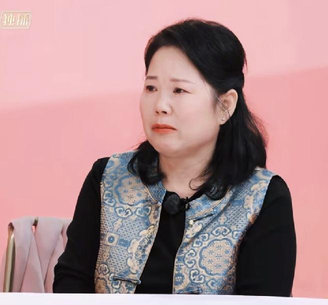 张家齐妈妈真的是没救了，一见到张家齐就哭的泣不成声，说害怕女儿不要她了。现