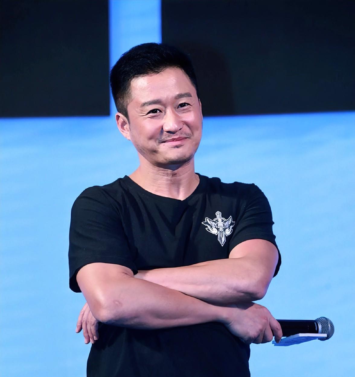 一觉醒来，吴京又天塌了，不仅自己的电影因票房不佳而撤档，自己之前接受采访的视