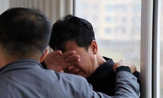 甘肃，男子酒后回家，和父亲发生口角，他指责了父亲几句后，被父亲给了一巴掌，男子瞬