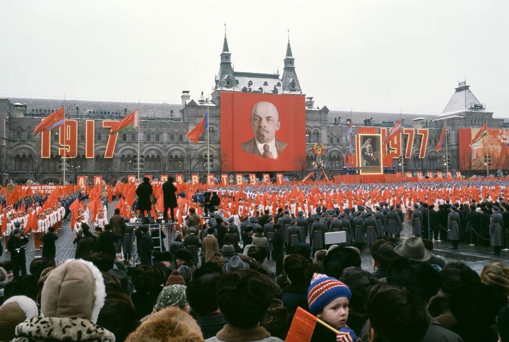 苏联解体确实给世界带来了深刻教训。曾经的苏联，那可是能和美国分庭抗礼的超级大国