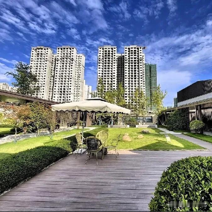 中午同学聚会，几个70后坐一块儿，聊起孩子全沉默了。讲真，咱们当年靠高考从农