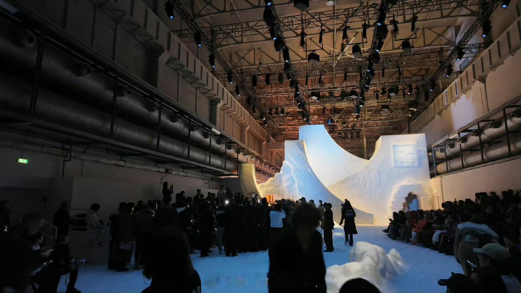 谁把冰雪世界搬进米兰了广场变身露天溜冰场，冰刀划过冰面的声音超治愈，周边还有暖