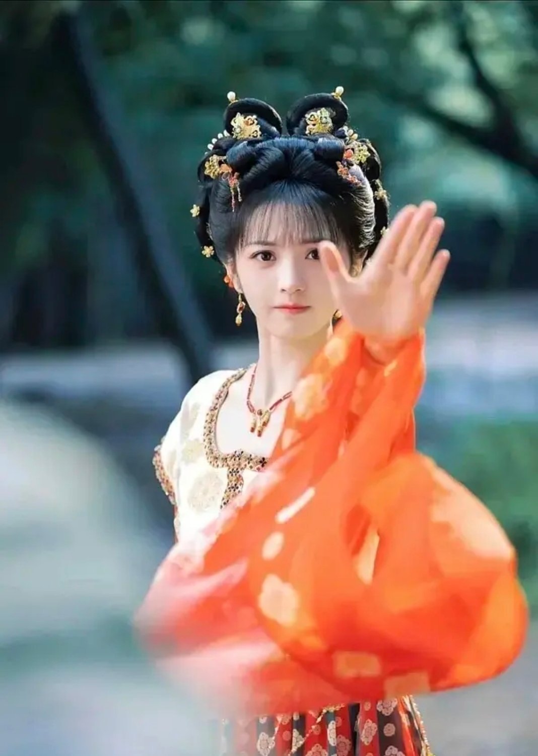 虞书欣和田曦薇橙衣古装，平分秋色的感觉。