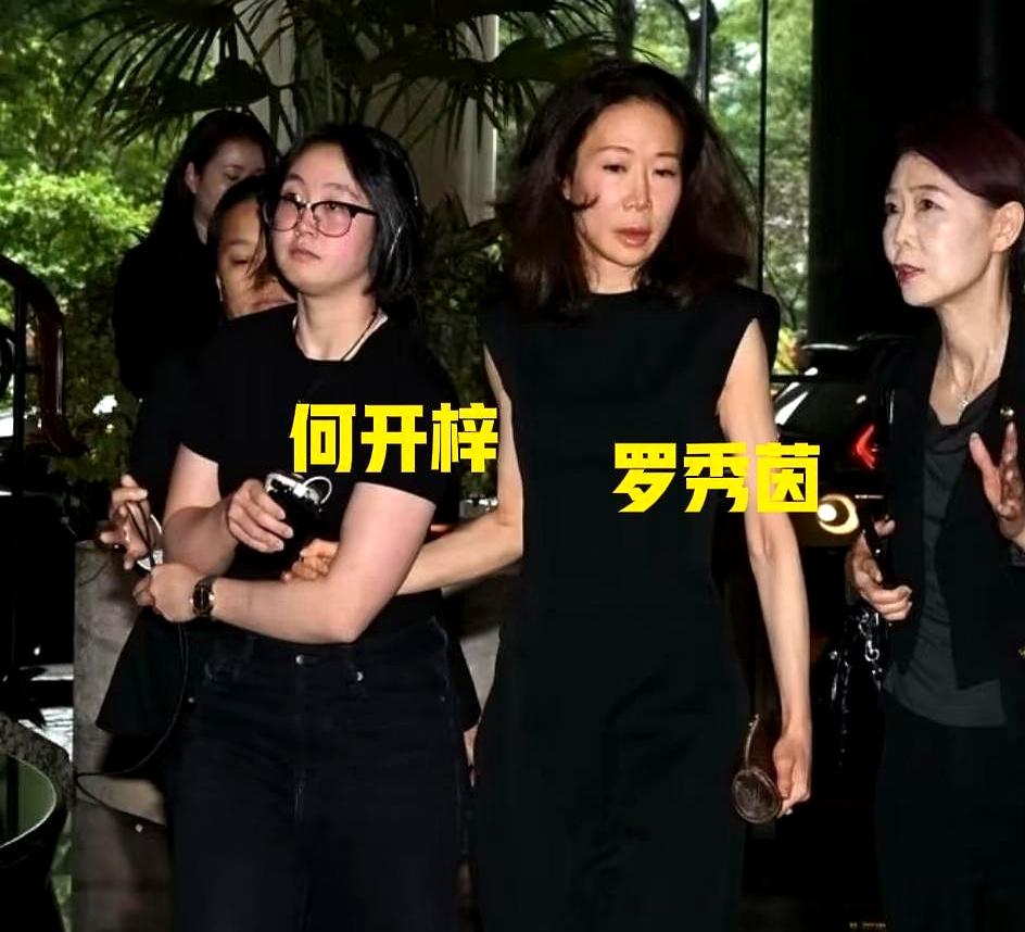 何猷龙这边，真是把“只要一个娃”这件事做得很彻底。最近他独生女何开梓现身姑妈何