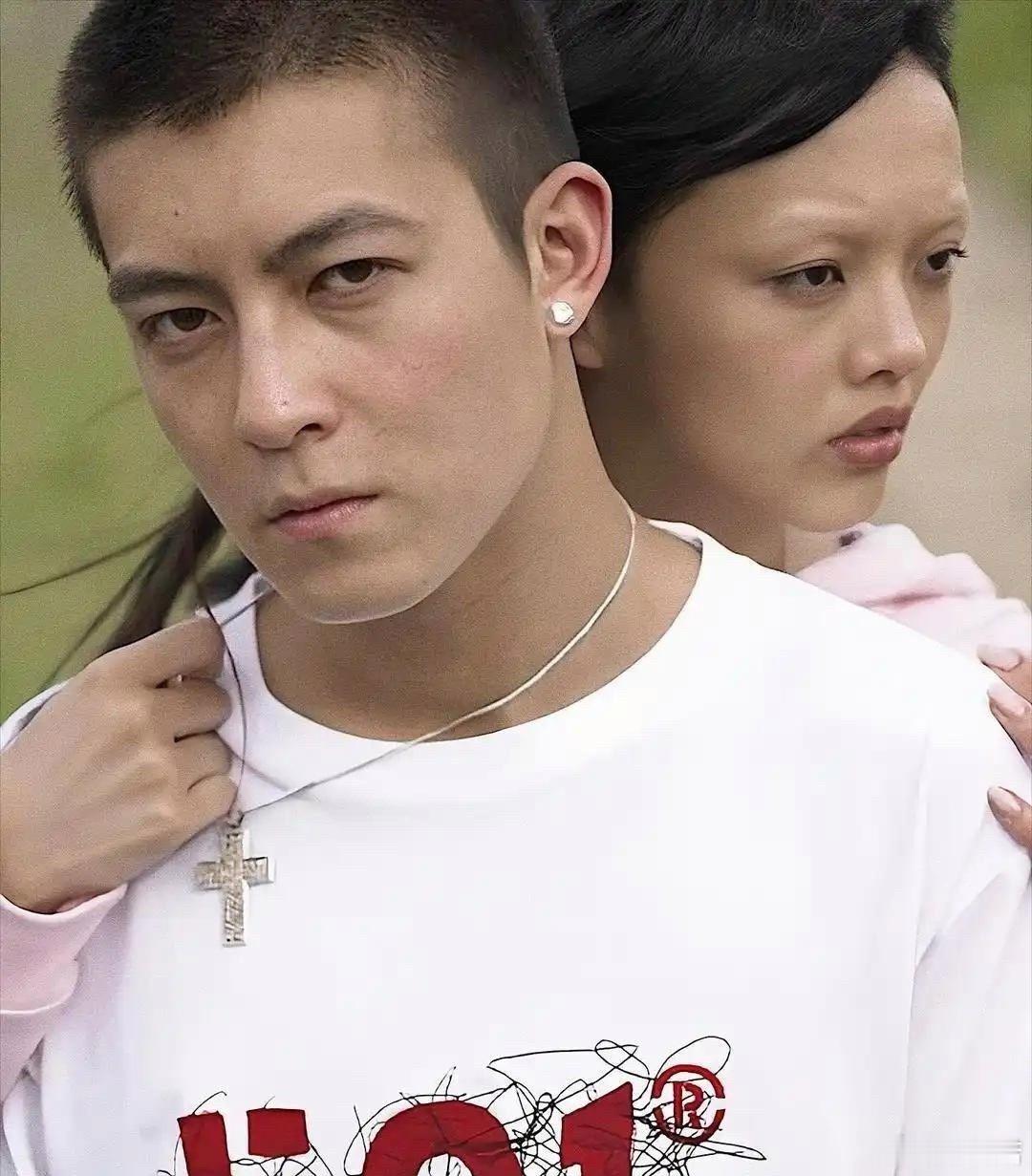 陈冠希2004年的一组广告图，这女生什么来头？​