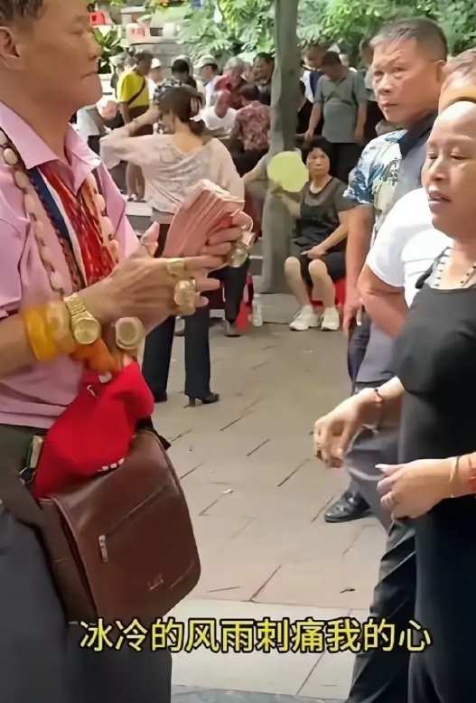 广西柳州，有一名女子跟朋友到鱼峰山公园跳广场舞，刚跳了没多久，看到一名穿着粉红色