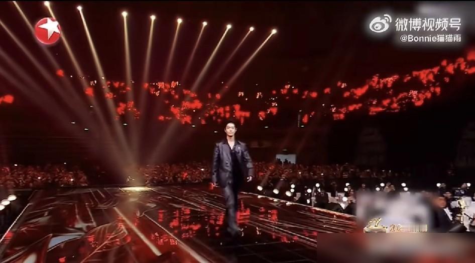 红毯上等马，领奖时羞红脸，你敢信《藏海传》横扫八大奖？肖战走红毯，战马屏幕迟到