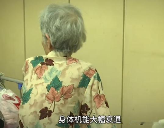 福州，88岁阿婆攒了一辈子钱，127万全款给孙子买房。自己摔得动不了，孙子连看都