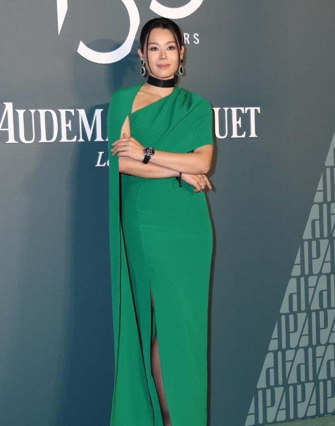 最近胡杏儿在出席时尚活动的时候穿了一件绿色的裙子，看起来靓丽又年轻。她脚踩黑色