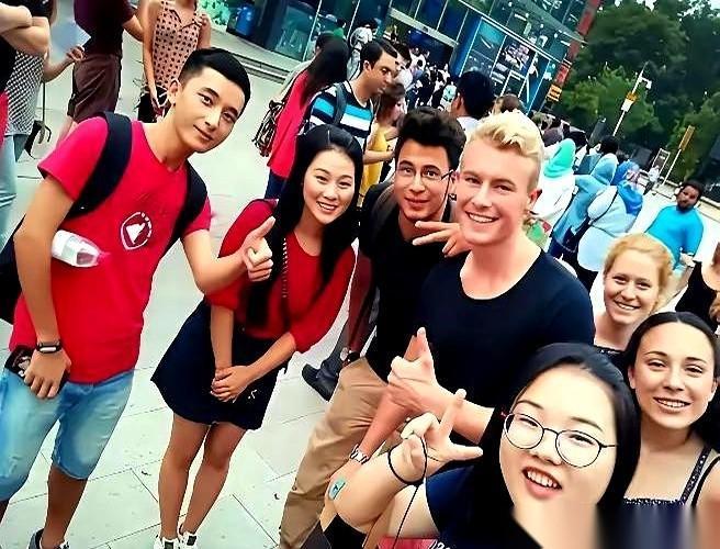 以前，朋友圈刷到一张国外大学的毕业证，哪怕名字都没听过，都觉得金光闪闪。牛啊，