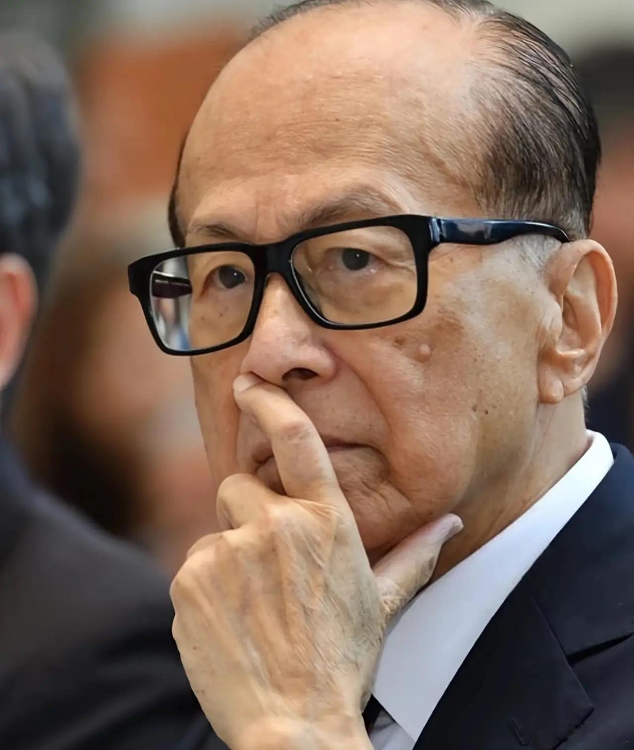 我问我老婆为啥李嘉诚捐款8000万港元，可有些网友一点不买账那？我老婆沉默一会说