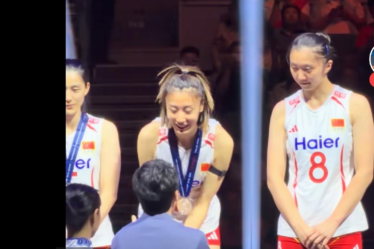 泰国女排的快速防守反击赢了中国女排。毫无疑问，泰国女排全攻全防，而我们的唐欣