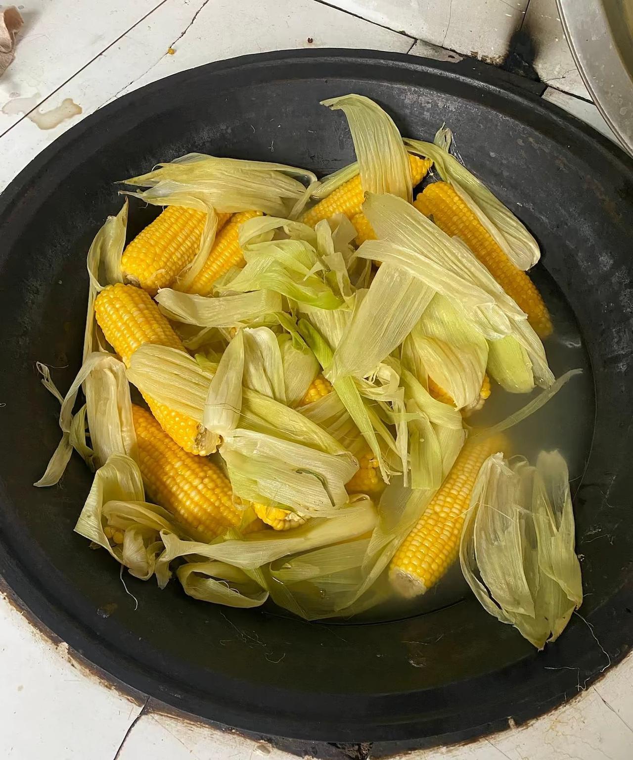给你们说个现实的事吧！我有个叔叔一直找不到老婆，后来经过介绍找了个带儿子的，儿