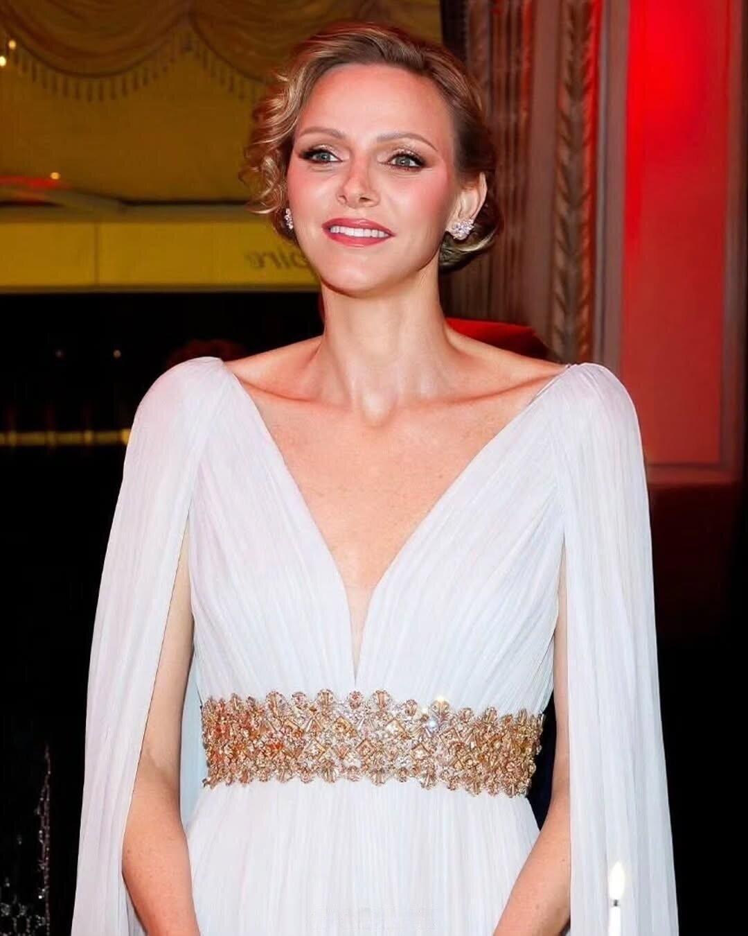 王室生活当真有那么糟糕吗？戴安娜王妃和威廉王子花期短，衰老的极快。反观夏琳王妃