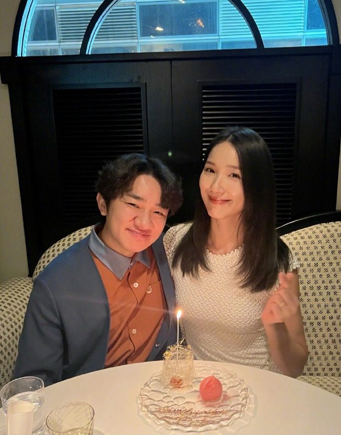 王祖蓝为老婆李亚男庆生，头次见这么精简发生日蛋糕。发现没，两人越来越有夫妻相了，