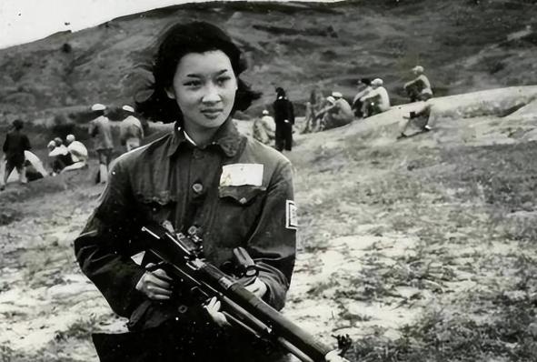 1942年，7名军统女兵被日军包围，兽性大发的鬼子见她们年轻貌美，正要上前欺负，