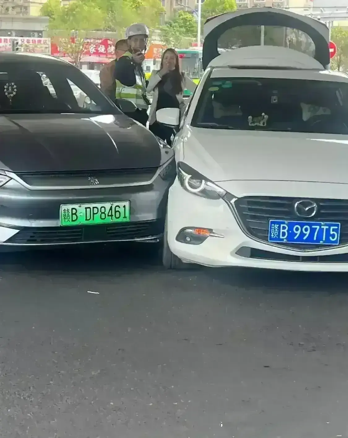 两位车主笑了，交警也笑了