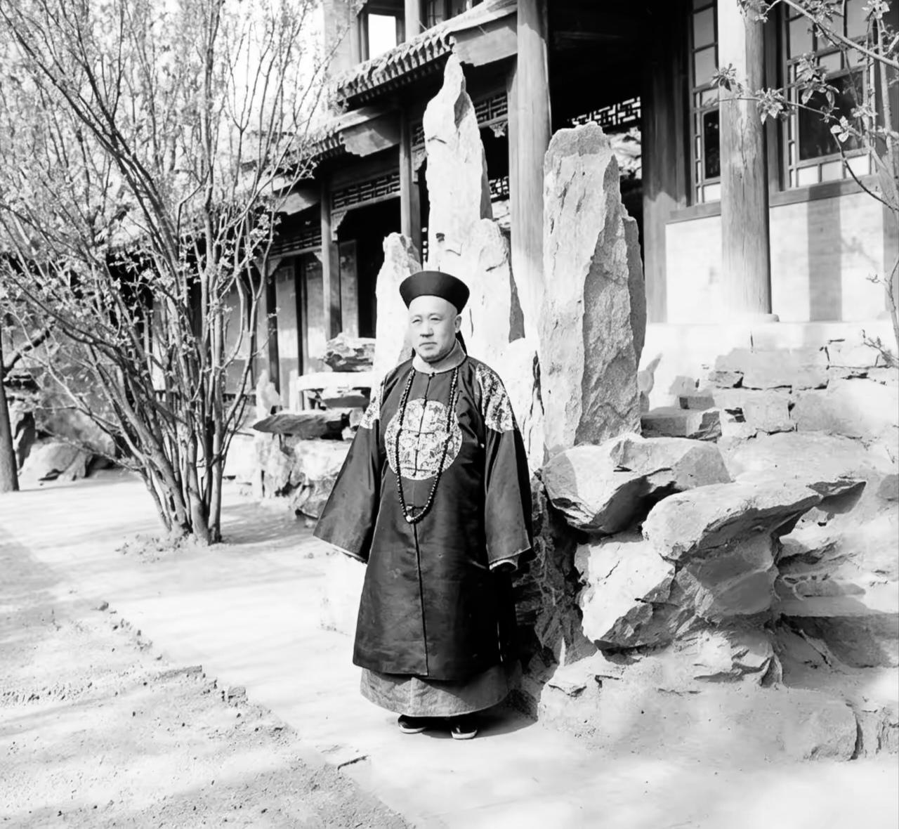 肃亲王善耆，晚清北京城肃王府那位一米五五的小个子铁帽子王。他娶了五个老婆，生