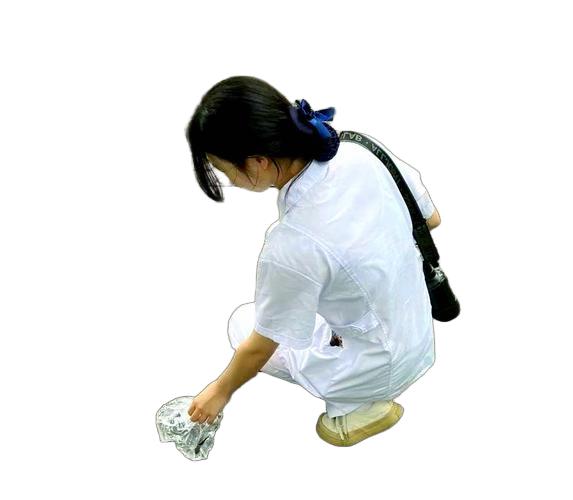 那时，村里富农分子家来了一位回乡女知识青年。听说她是富农分子小老婆的表侄女，前来