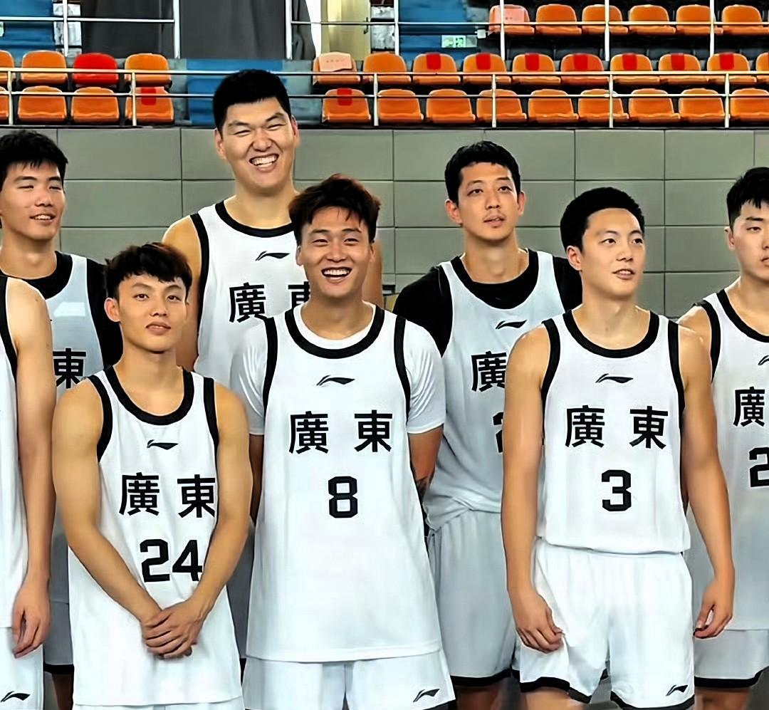 CBA总票王徐杰位居C位，广东男篮全运队集体合影，胡明轩和赵睿分列两边，黑白矮组