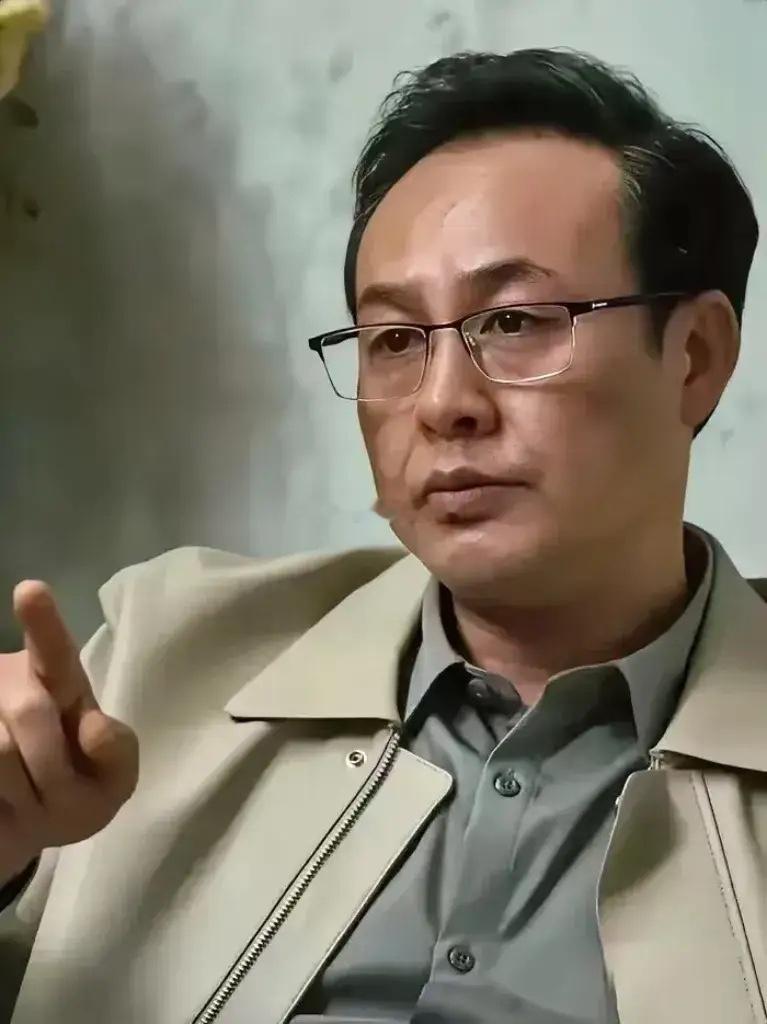 男人只要布局三年，就会自带威严：1.AA制聚餐，一律不去。浪费时间精力。2.