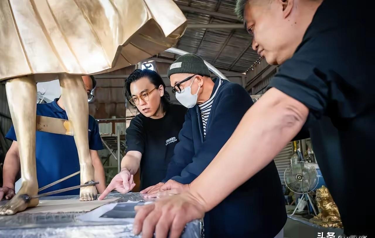 那件27年前她送的大衣，淋着雨，又穿回了金宝山。具俊晔就那么站着，像一座碑，对