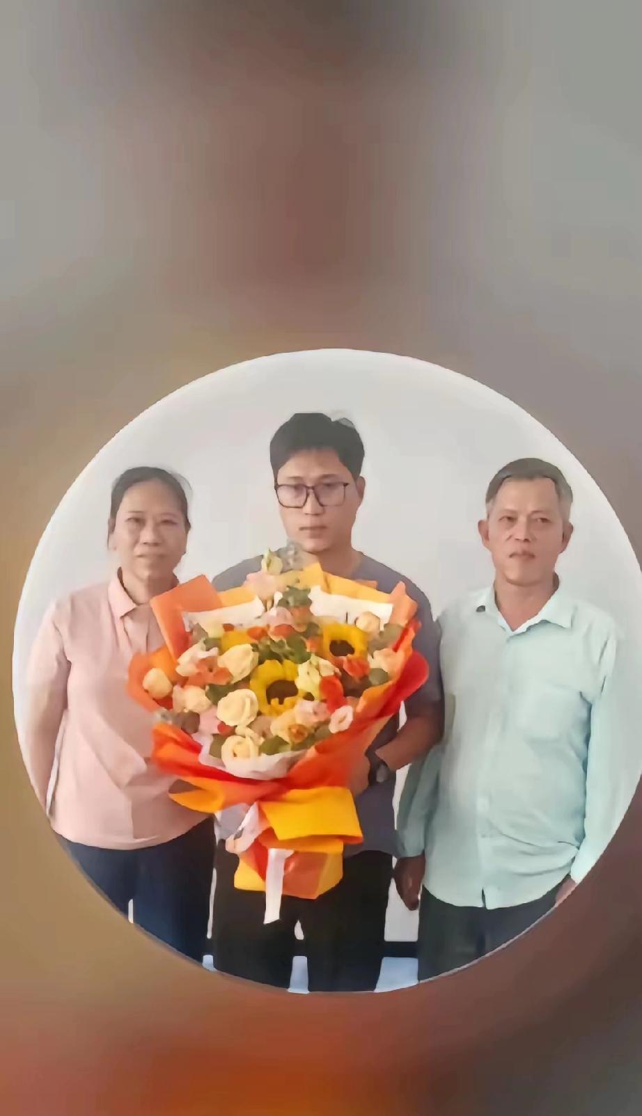 梁志辉发了自己与爸爸妈妈的合照，从2岁的小娃娃已经长成了比爸爸还高半个头的青年，