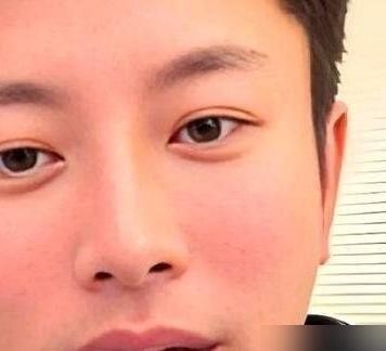 贾乃亮在直播间红了八年无戏可拍，转身在带货赛道挣到25亿，可他自己说这份活儿比演戏更熬人。前阵子他在