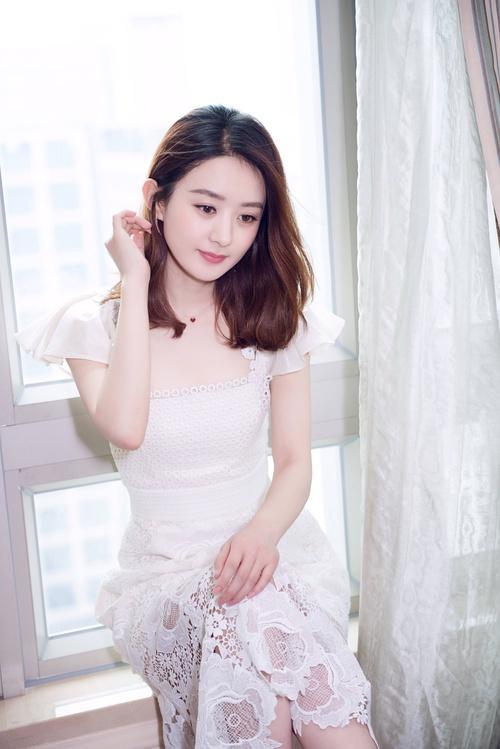 赵丽颖换上披肩短发, 清新亮相活动现场, 网友: 但这脚看着好累图片