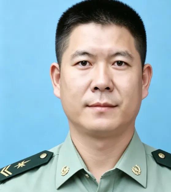 战车海上失控，三次拖救失败，眼看就要沉入海底。四级军士长谭斌跳海登车，在毒烟和高