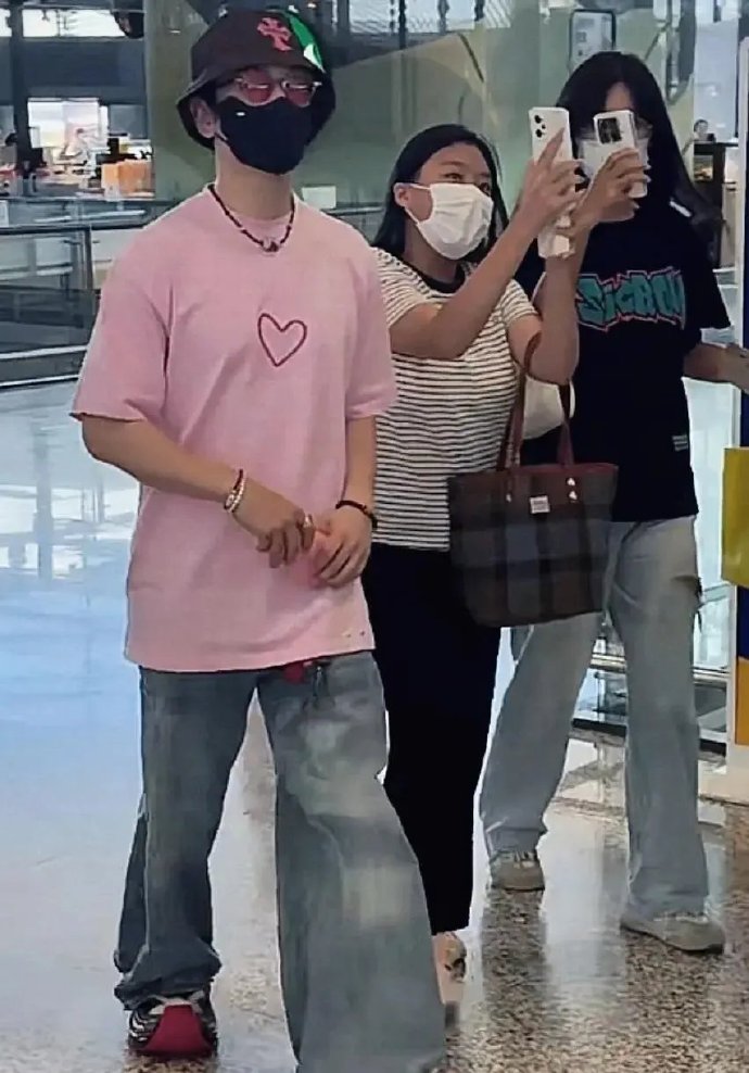 47岁黄晓明与叶珂分开后仍相信爱情！粉色T恤现身上海，粉丝激动的尖叫，他的下一任