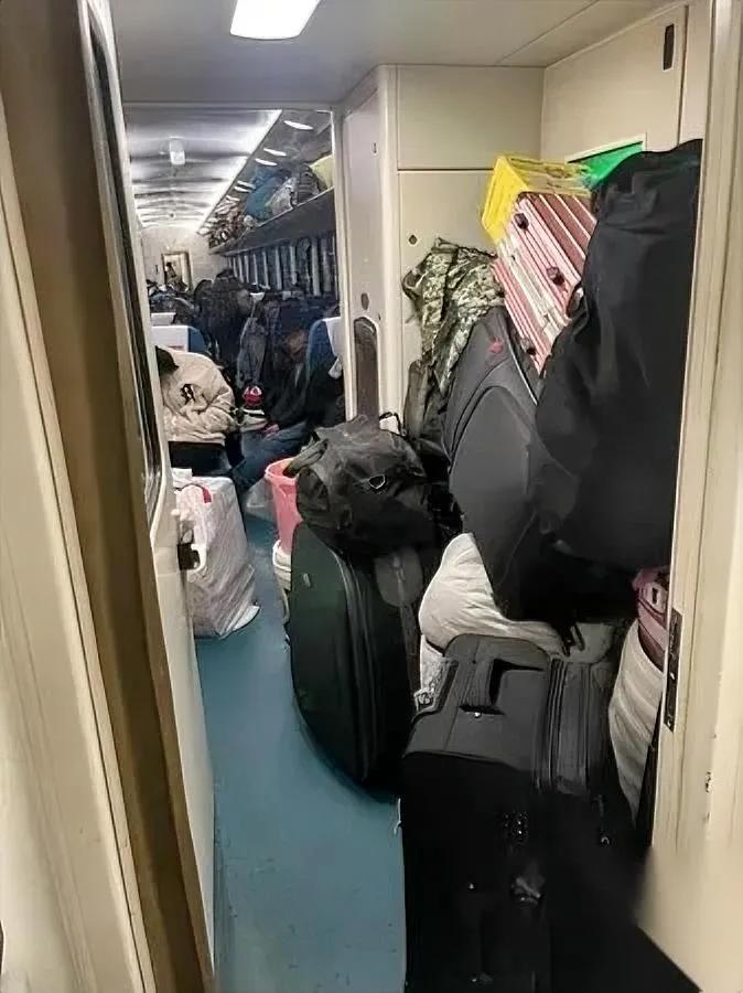 火车上遇个男孩帮他搬箱竟连句谢都没有北京到保定的车上，二十岁小伙拖着大皮