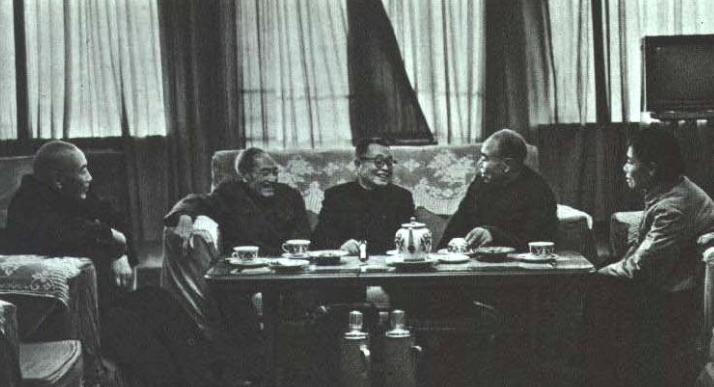 1975年12月，全国政协委员宋希濂、侯镜如、杜聿明会见被宽大释放的原国民党贵州