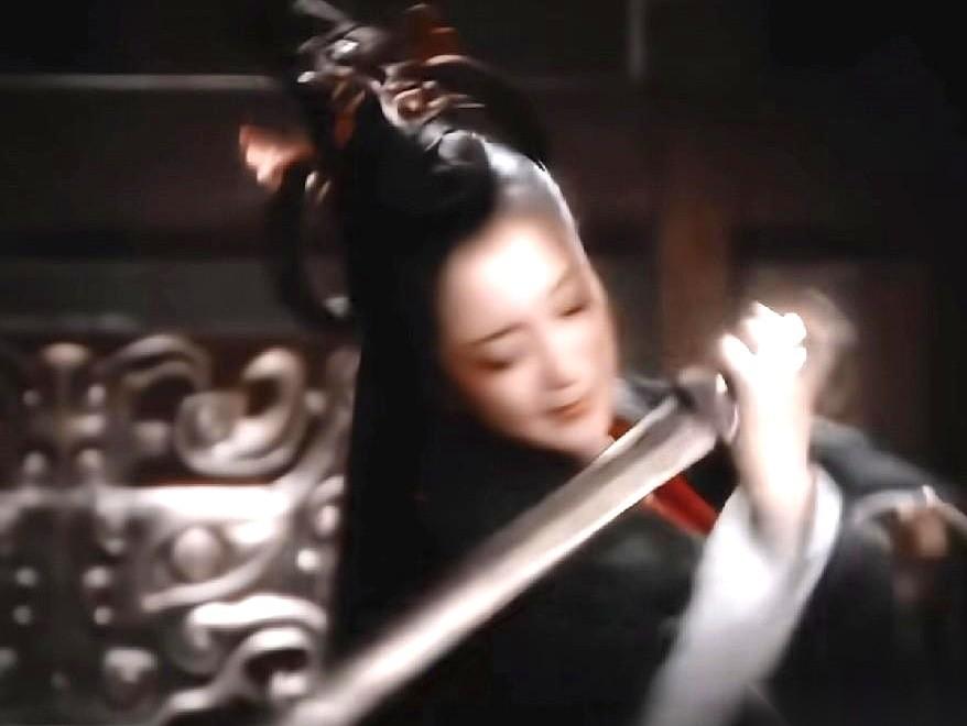 很多人想不通，虞姬为什么非死不可。其实项羽让她跑，她跑了，又自己跑回来了。硬生