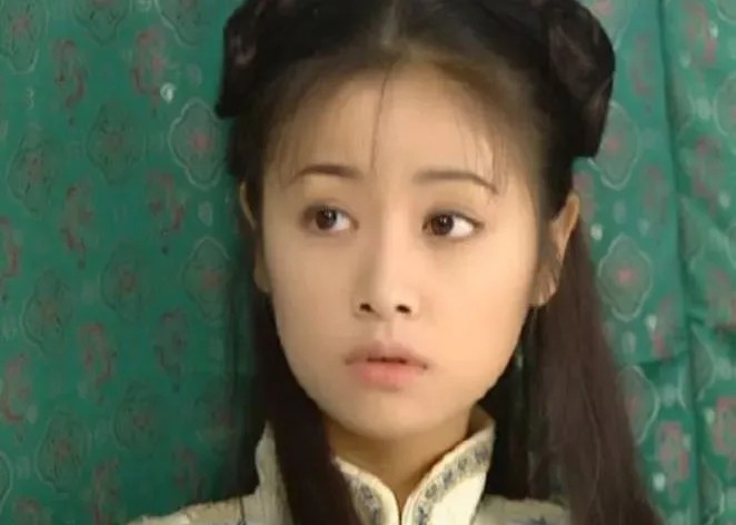 1745年，乾隆接过纯贵妃孕育的孩子，仅看了一眼手掌就脸色陡变，慌张道：“把她埋