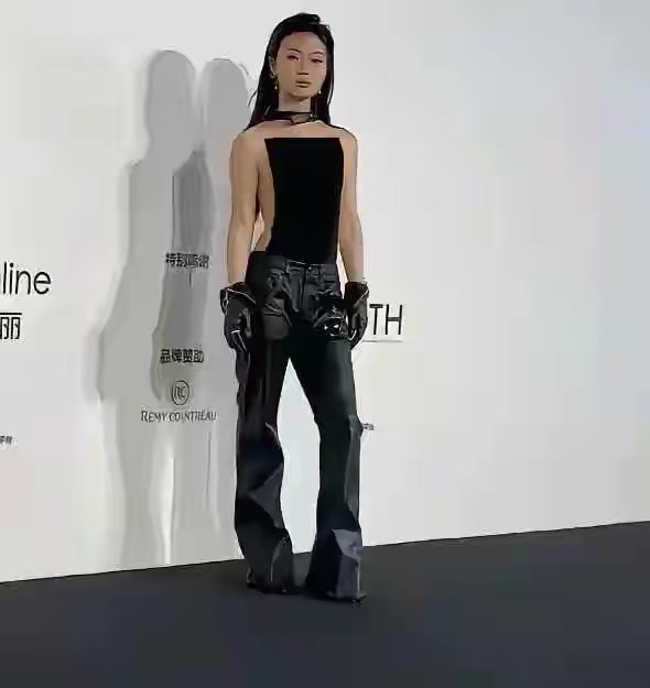 这姑娘是谁啊，气场比周冬雨还足？最近刷到她的照片，那种由内而外的松弛感真挺少见的