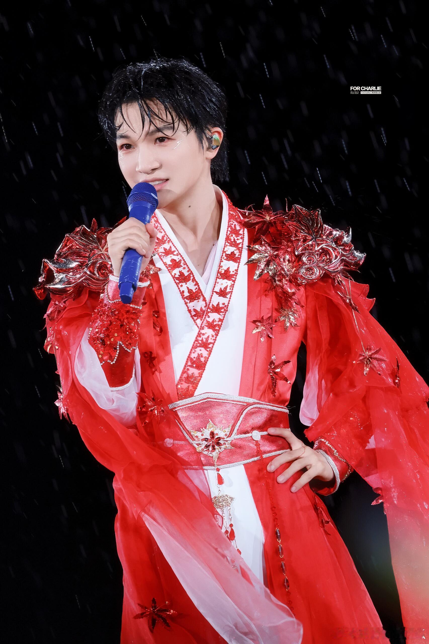 周深红袍雨夜封神舞台济南演唱会这场倾盆大雨，是计划之外的意外插曲。工作人员急忙