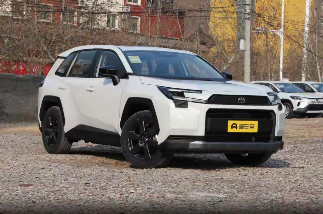 这车真的来了！2026年1月9日晚，长沙会展中心灯光亮得晃眼。全息投影里，一辆银