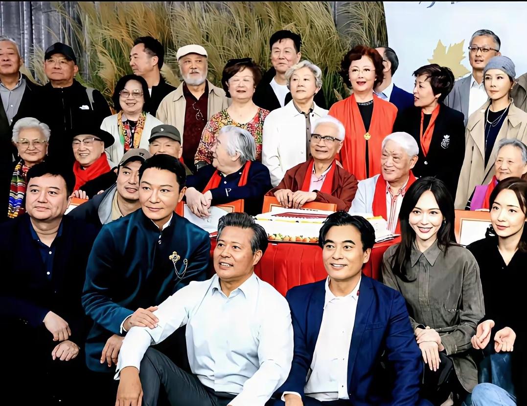 细看这张老合影，每位演员都自带独特气质。后排一眼就能认出气质尔雅的王诗槐，